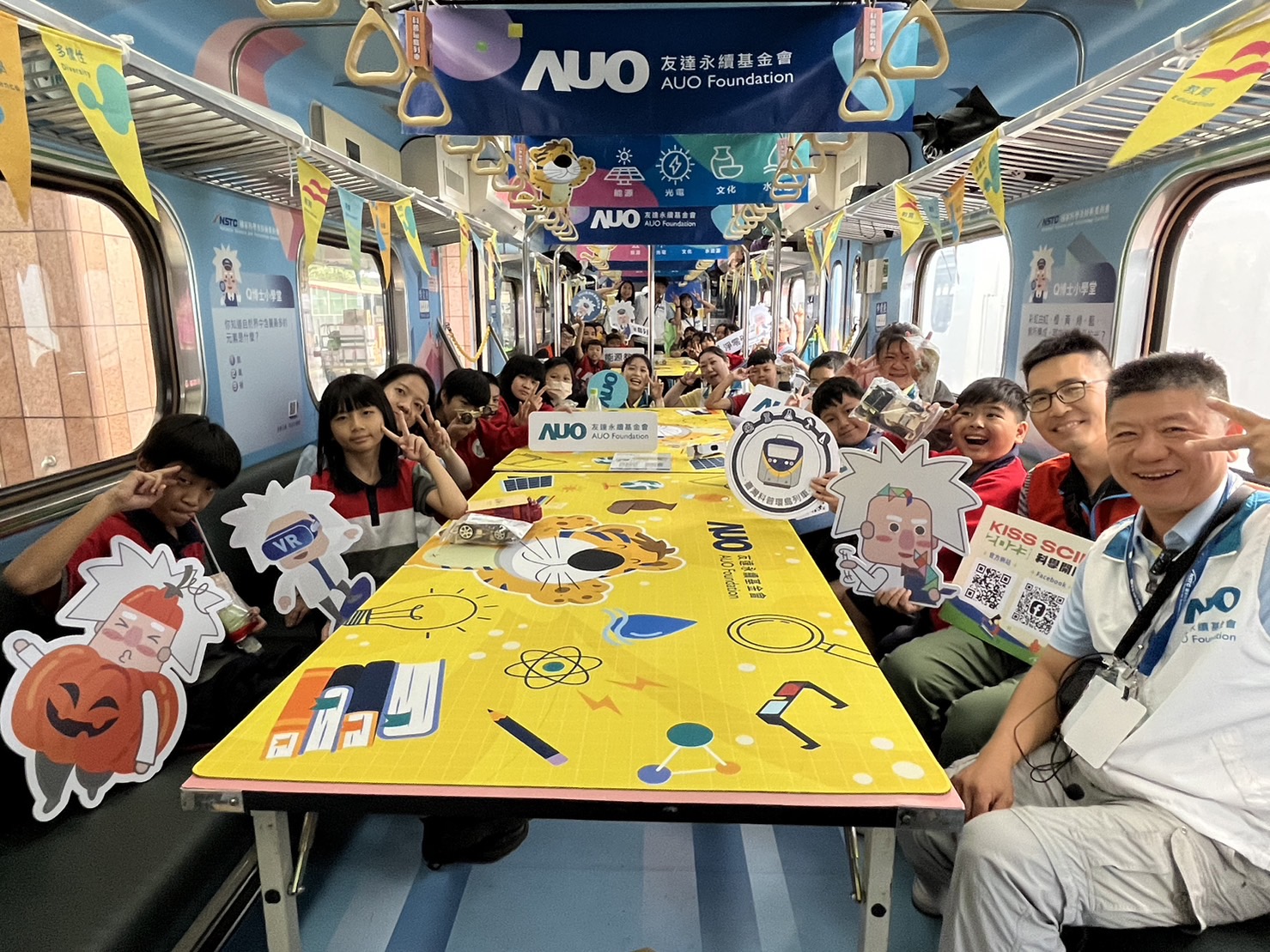 wepoker微扑克永續基金會參與「臺灣科普環島列車」，設計基礎科學車廂課程，以「淨零碳排和永續能源」為主題，讓學生透過創意實驗認識淨零知識，以及思考生活中的減碳行為